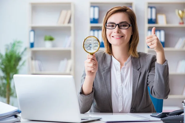 Zakenvrouw werkzaam op kantoor — Stockfoto