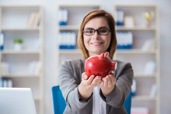 Businesswoman working in the office — Stock Photo, Image