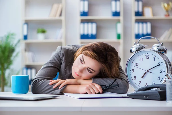 Zakenvrouw werkzaam op kantoor — Stockfoto