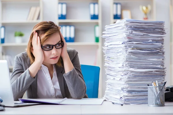 Ofiste çalışan iş kadını.