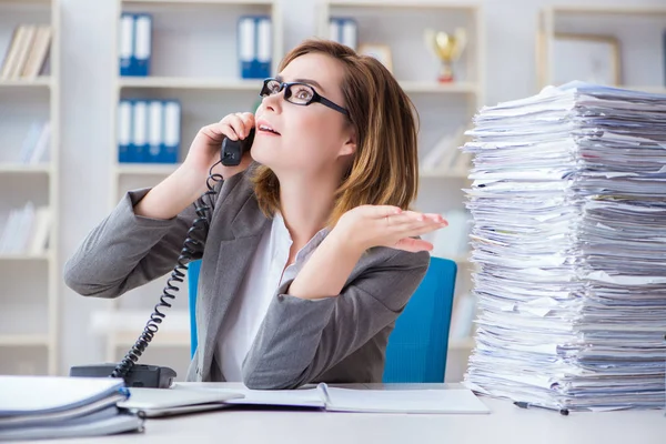 Zakenvrouw werkzaam op kantoor — Stockfoto