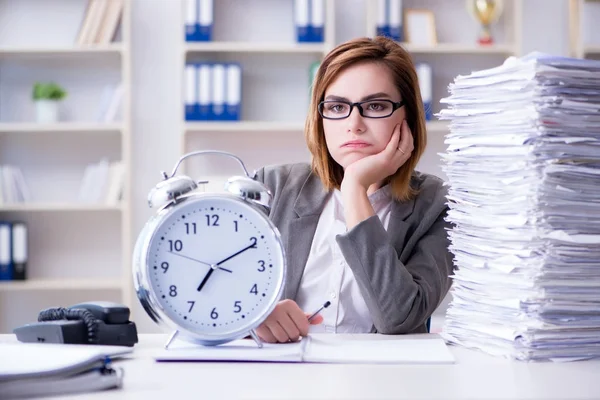 Empresária que trabalha no escritório — Fotografia de Stock