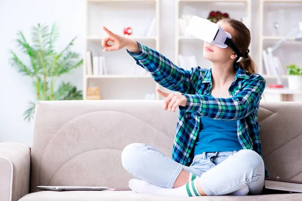 Estudante sentada no sofá com óculos virtuais — Fotografia de Stock