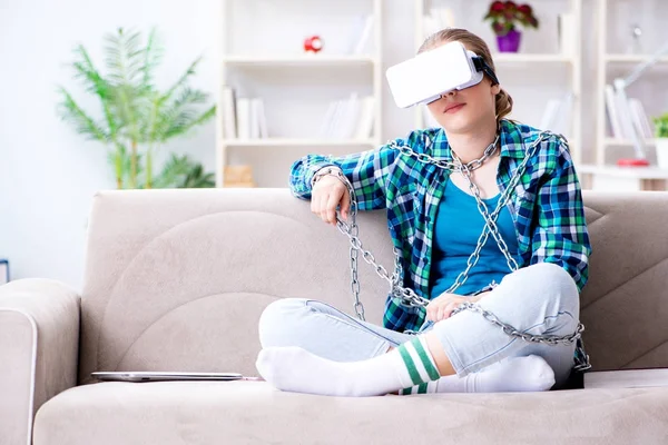Vrouwelijke student geketend met virtuele bril zittend op de Bank — Stockfoto