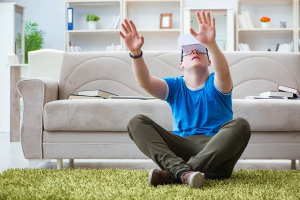 Joven con gafas virtuales — Foto de Stock