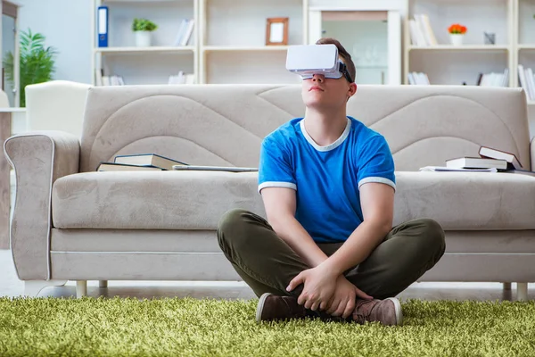 Giovane con occhiali virtuali — Foto Stock