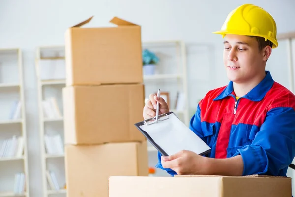 Jonge man aan het werk in verhuisdiensten met dozen — Stockfoto