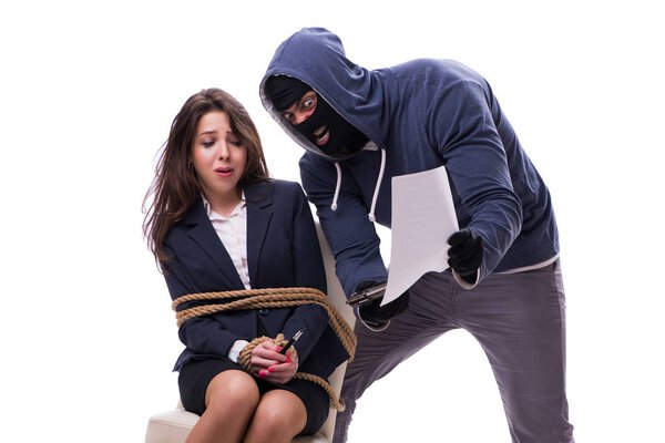 Стрелок заставил женщину
