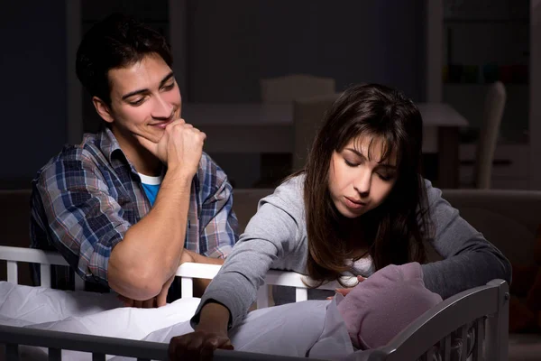 Padres jóvenes sin dormir con bebé recién nacido por la noche — Foto de Stock