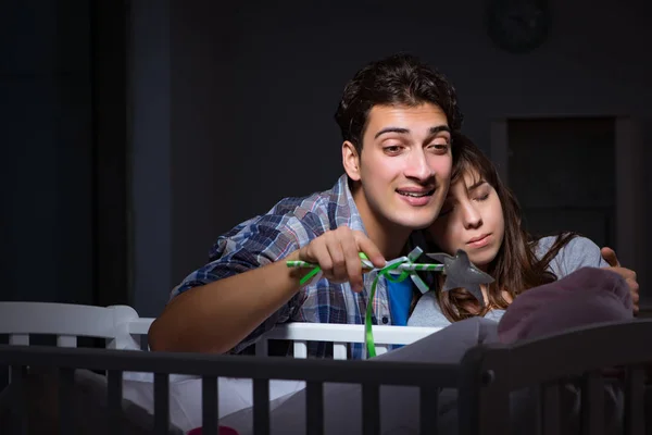 Padres jóvenes sin dormir con bebé recién nacido por la noche — Foto de Stock