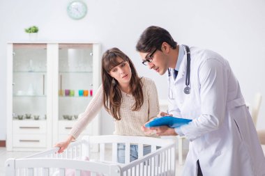 Doktor genç anneye açıklama yapıyor.