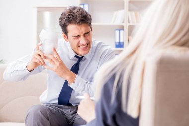 Genç adam, danışmanlık için psikiyatriste gidiyor.