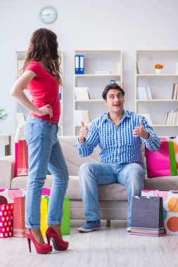 Alışveriş yaptıktan sonra genç çift.