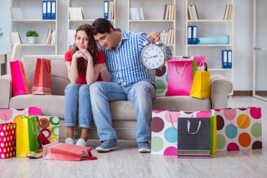 Alışveriş yaptıktan sonra genç çift.