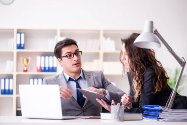 Mutsuz patron sekreteriyle sohbet ediyor.