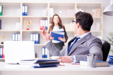 İşadamı için evrak--dan onun yardımcısı sekreteri soran