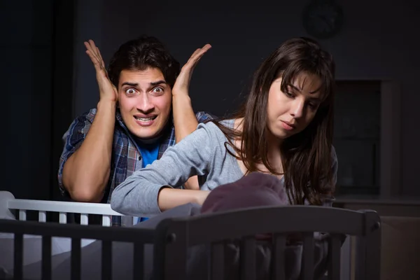 Mladí rodiče nespící s novorozence v noci — Stock fotografie