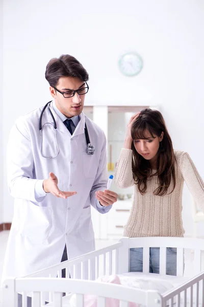 Médico explicando a jovem mãe — Fotografia de Stock