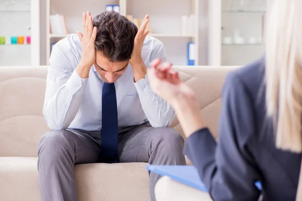 Jeune homme en visite chez le psychiatre médecin pour consultation — Photo