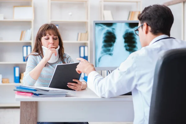 Ung kvinna besöker radiolog för röntgenundersökning — Stockfoto