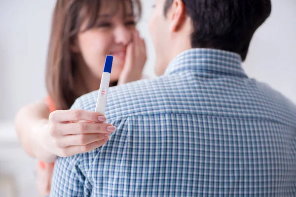 Σύζυγος και σύζυγος που εξετάζουν τεστ εγκυμοσύνης — Φωτογραφία Αρχείου