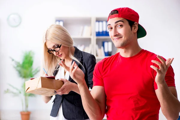 Woman businesswoman receiving mail parcel from courier — Stock Photo, Image