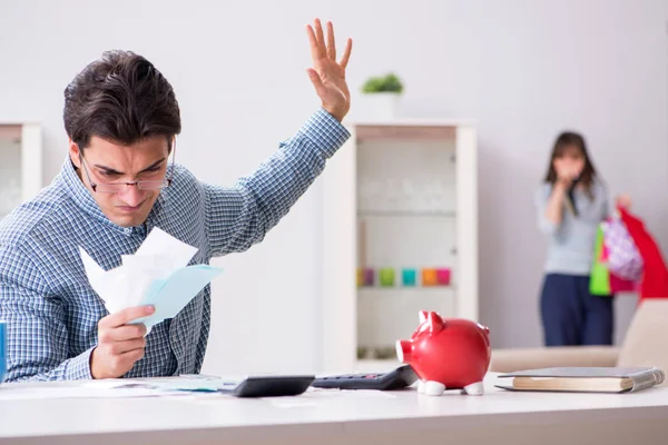 Junges Paar schaut auf Familienfinanzierungspapiere — Stockfoto