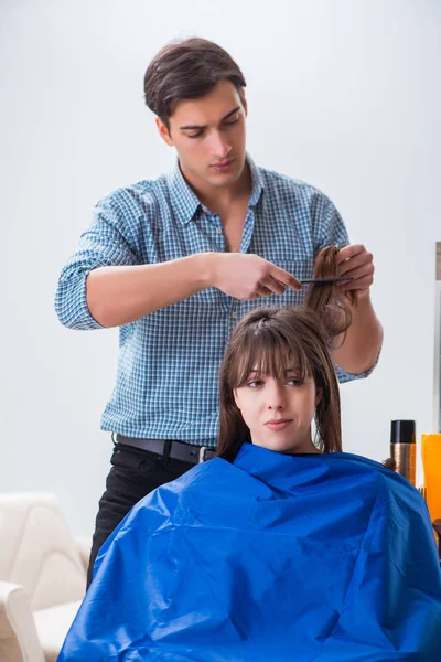 Mann Friseur macht Haarschnitt für Frau — Stockfoto