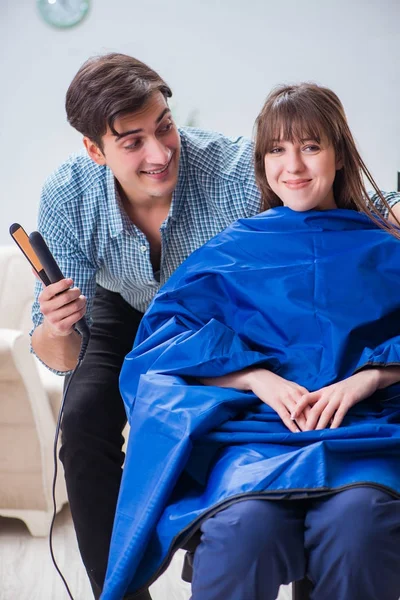 Homem masculino cabeleireiro fazendo corte de cabelo para mulher — Fotografia de Stock