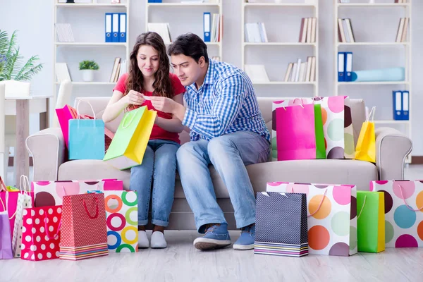 Pareja joven después de ir de compras con muchas bolsas —  Fotos de Stock