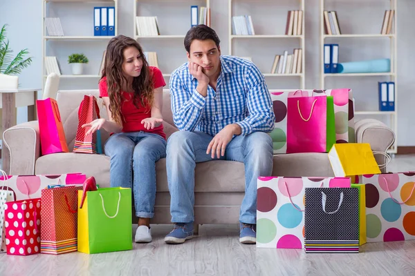 Par jovem depois de fazer compras com muitas malas — Fotografia de Stock