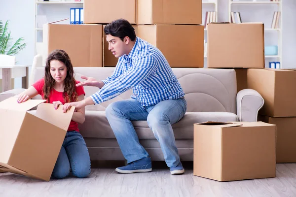 Jovem casal se mudando para casa nova com caixas — Fotografia de Stock