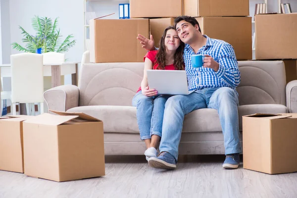 Νεαρό ζευγάρι κινείται σε νέο σπίτι με κουτιά — Φωτογραφία Αρχείου
