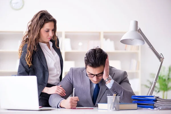 Unhappy boss having a chat with his secretary — Stock Photo, Image