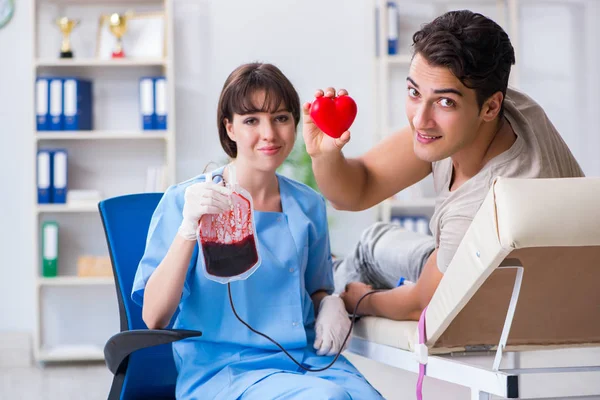 Paciente recibiendo transfusión de sangre en clínica hospitalaria — Foto de Stock