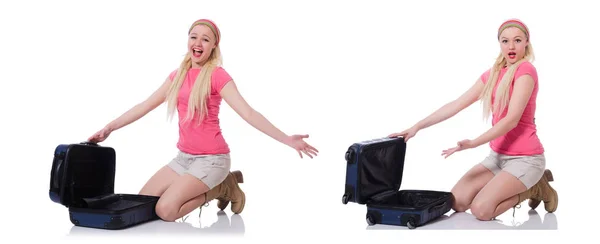 ビーチでの休暇の準備ができてのスーツケースを持つ若い女性 — ストック写真
