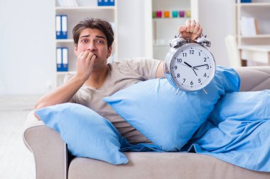 Çalar saatle uyanmakta zorlanan bir adam