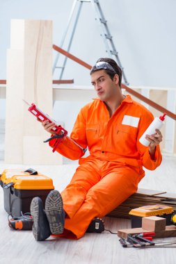 Müteahhit lamine ahşap zemin üzerinde çalışıyor.