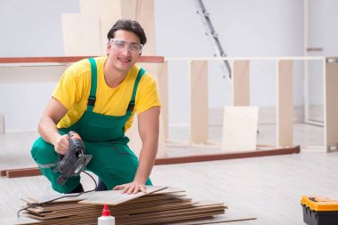 Müteahhit lamine ahşap zemin üzerinde çalışıyor.