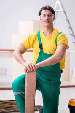 Müteahhit lamine ahşap zemin üzerinde çalışıyor.