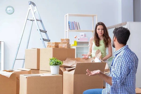 Junge Familie packt im neuen Haus mit Kartons aus — Stockfoto