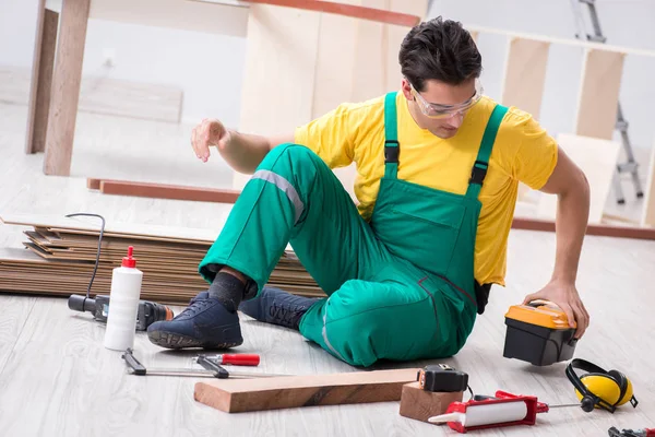 Imprenditore che lavora sul pavimento in legno laminato — Foto Stock