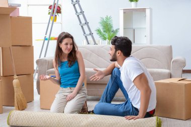 Yeni evdeki kutuları açan genç bir aile.