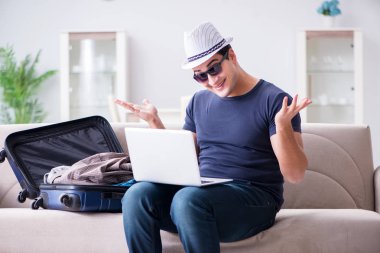 İnternet üzerinden seyahat ve otel rezervasyonu yapan bir adam.