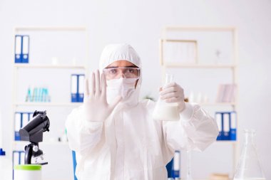 Gıda bilimci laboratuvarda yeni şeyler test ediyor.