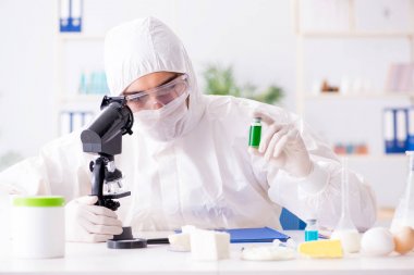 Gıda bilimci laboratuvarda yeni şeyler test ediyor.