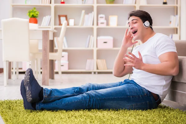 Joven estudiante escuchando música en casa —  Fotos de Stock