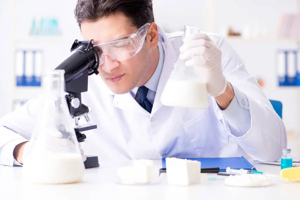 Científico alimentario probando cosas nuevas en el laboratorio — Foto de Stock