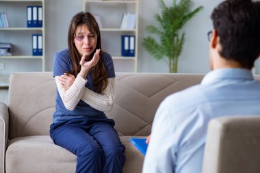 Kocası tarafından dövülen psikolog bir kadın.