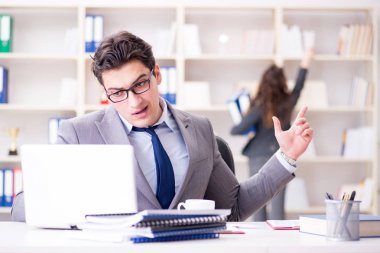 Kızgın patron kadın çalışan performansından memnun değil.